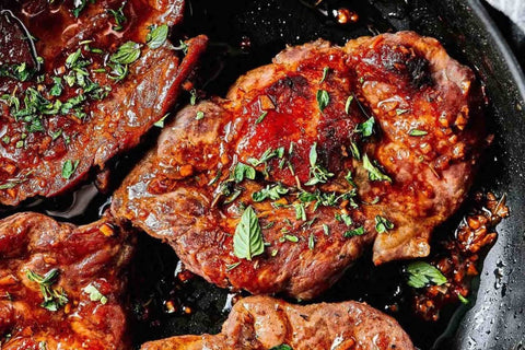 Свински вратни пържоли на тиган с бърз сос