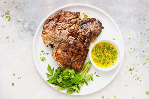 Научете как да подправяте и приготвяте сочен и ароматен T Bone Steak на скара или на тигана на котлона.