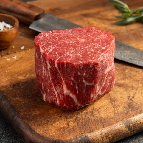 Опитайте първокласно телешко месо в пакет от 2 бр. х 300 гр. Рибай стек без кост, и 2 бр. х 450 гр. Т-Бон стек и 2 бр. х 300гр. Стриплойн стек.